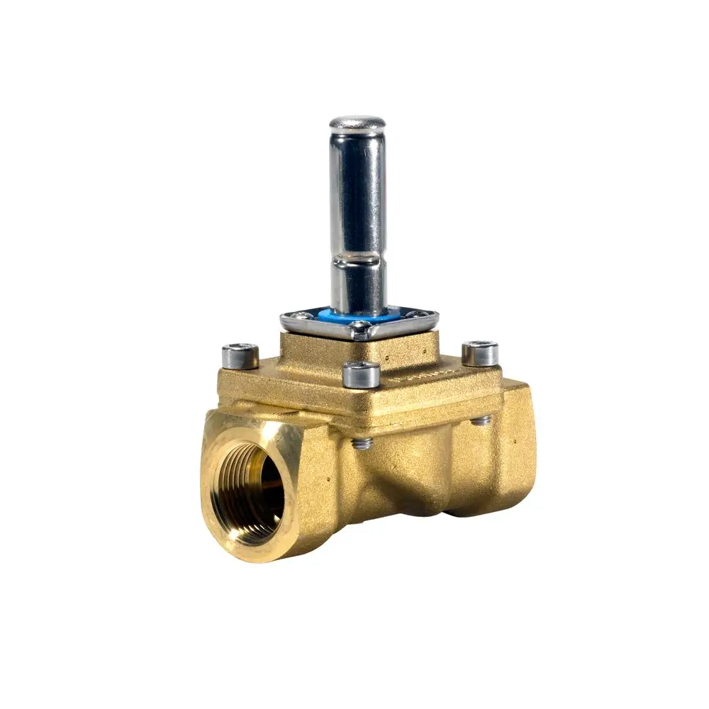 Magnetventil von Danfoss mit einem metallenen Gehäuse und einer Ansteuerung. Es besitzt ein gewindeartiges Anschlussstück und eine senkrechte Stellschraube.